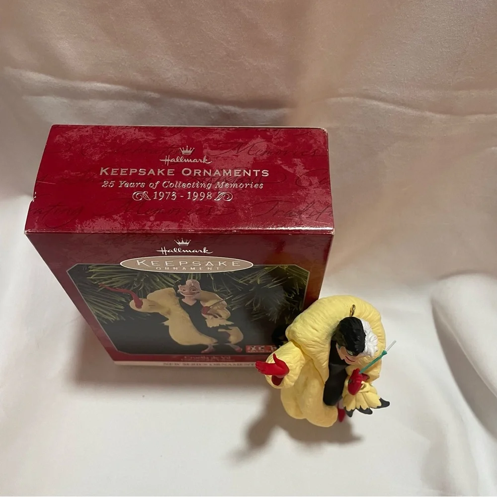 Hallmark Keepsake Ornament Cruella de Vil 1998 Disney 101 Dalmations Villain